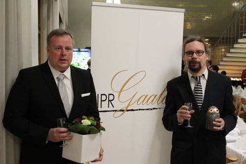 Aalto-yliopiston ja PRH:n puolesta palkinnon ottivat vastaan Jukka Honkanen ja Timo Kallio.